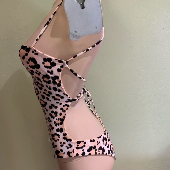 Beach Bunny One Piece - Picture 2 of 3